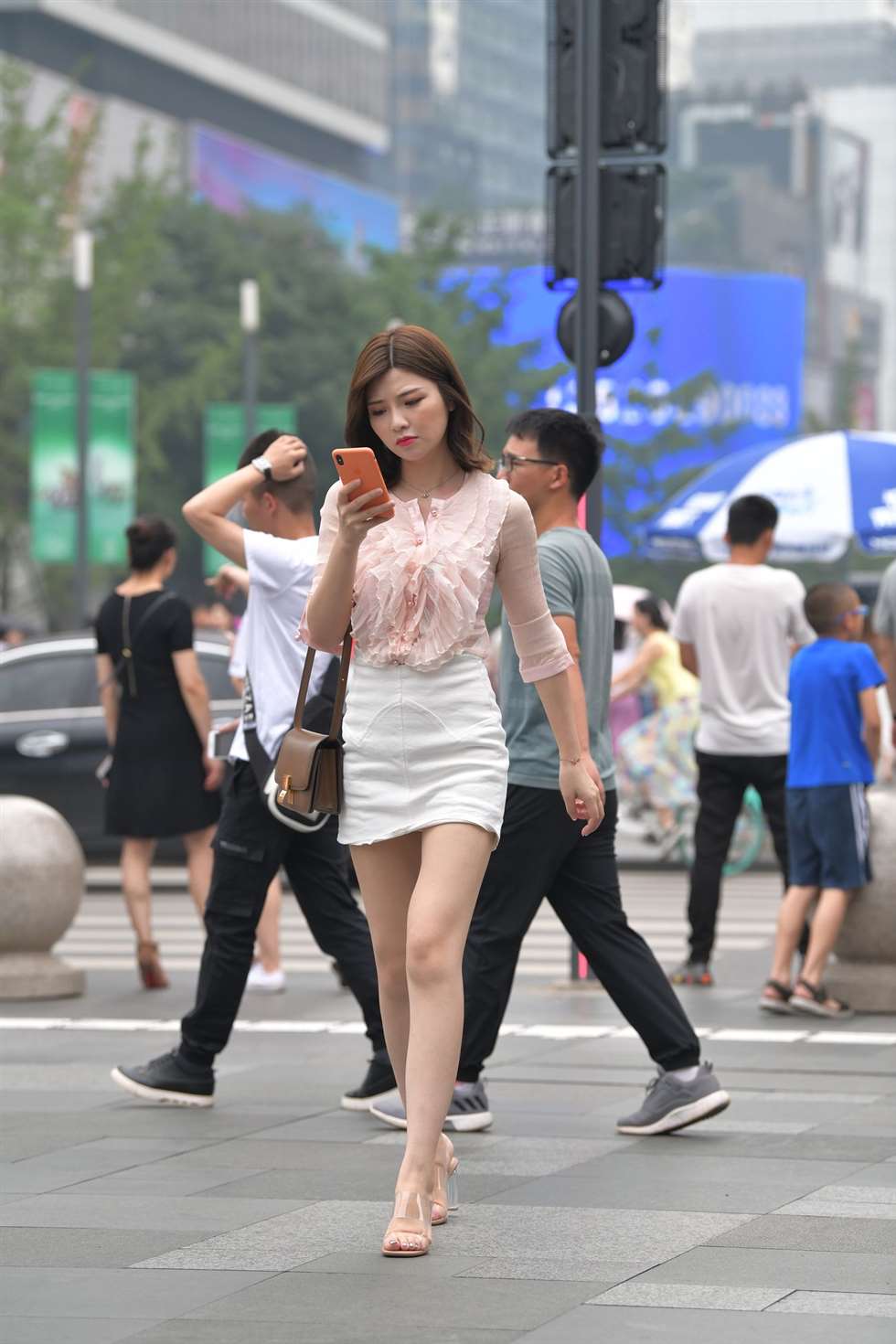 图片[2]-摄霸街拍作品三位美女中腿最美的一个小姐姐-街拍流行馆