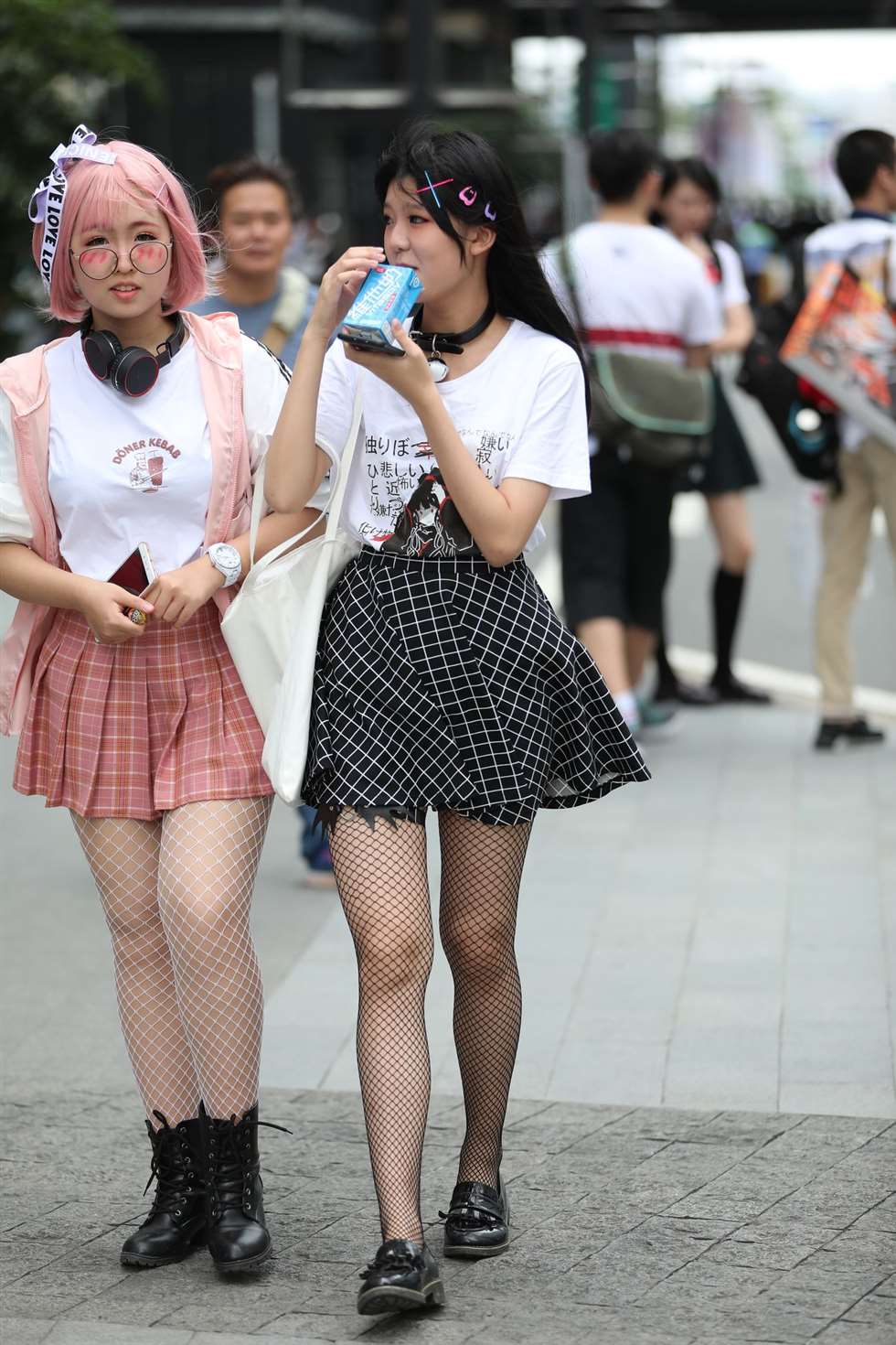 图片[2]-辉辉街拍作品网袜可爱美眉-街拍流行馆