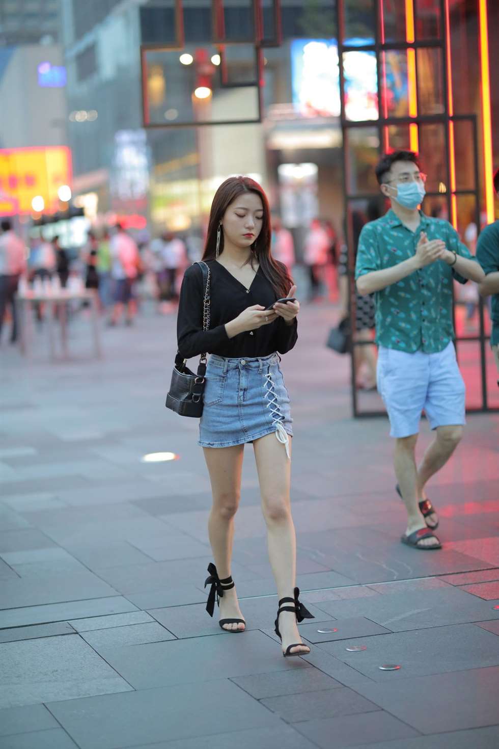图片[2]-凯恩街拍作品短裙小美女-街拍流行馆