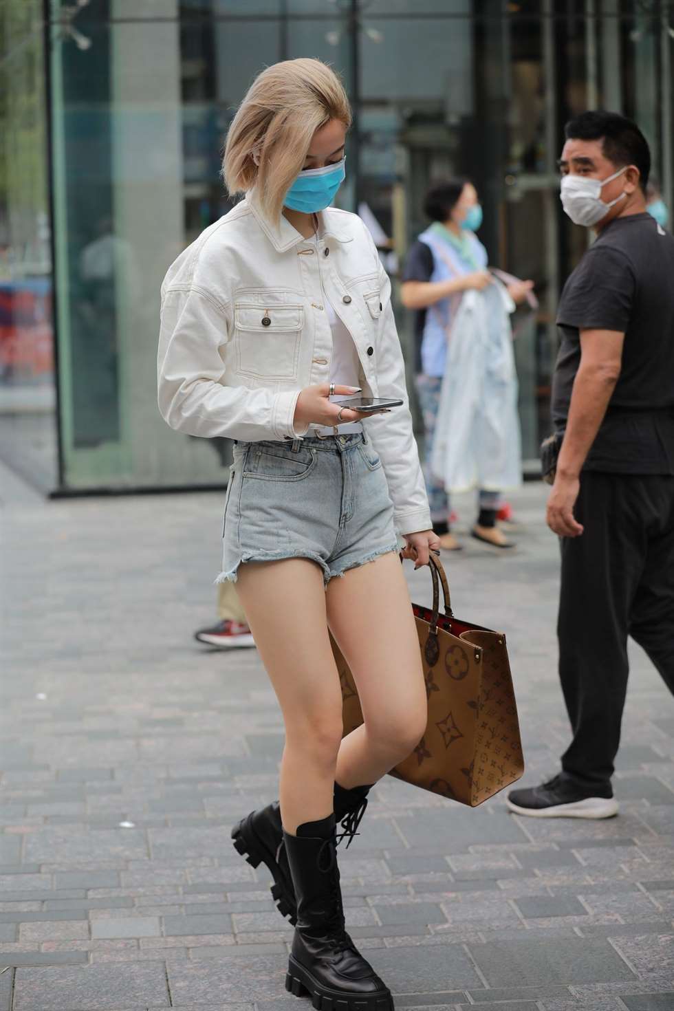 图片[5]-玻璃街拍作品浅蓝牛热裤YY小妹-街拍流行馆