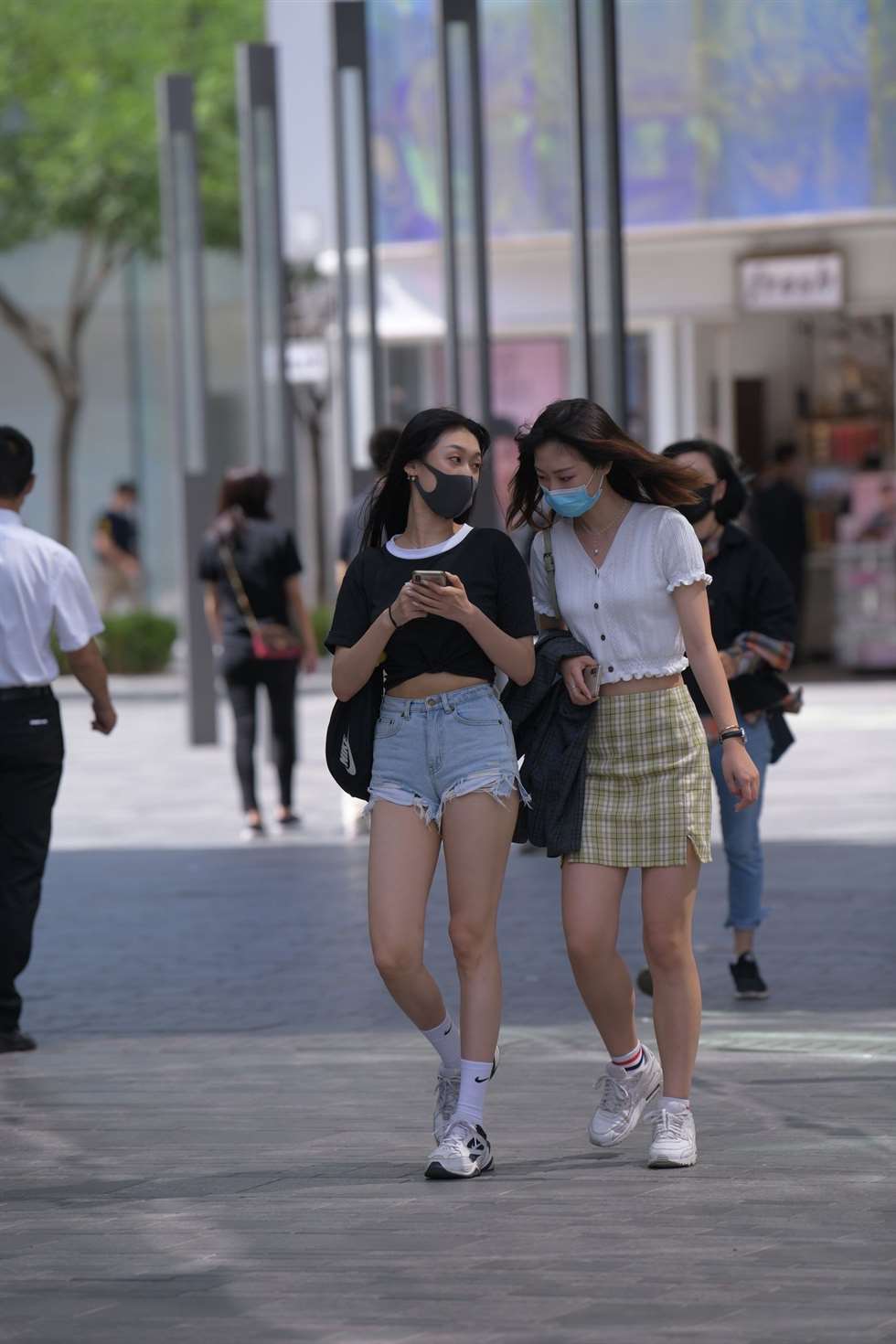 图片[2]-凯恩街拍作品热裤美女-街拍流行馆