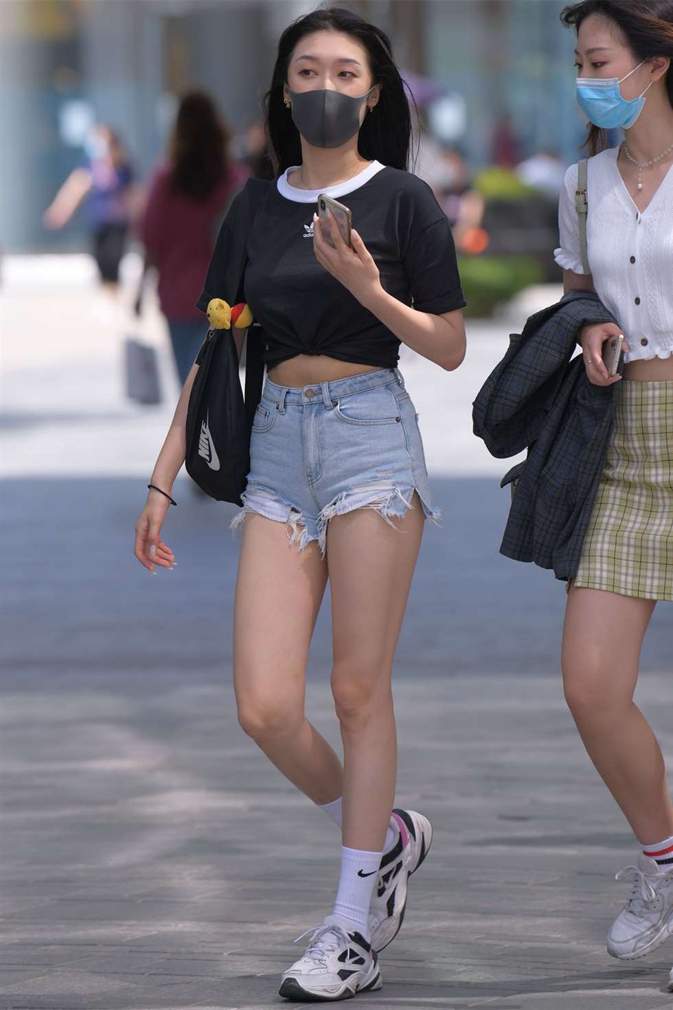 图片[1]-凯恩街拍作品热裤美女-街拍流行馆
