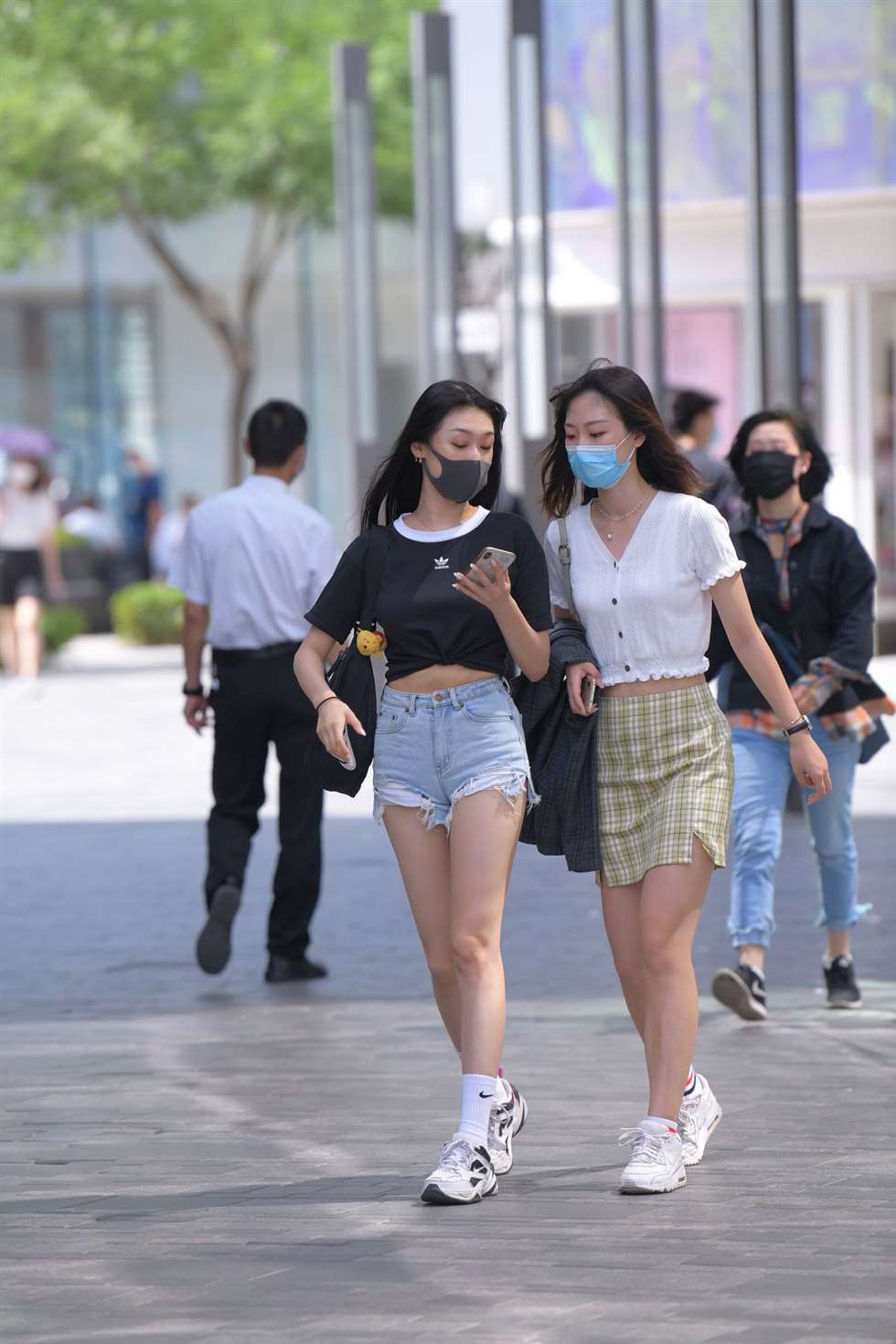 图片[4]-凯恩街拍作品热裤美女-街拍流行馆