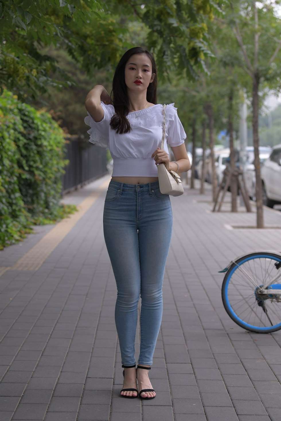 图片[2]-一只麋鹿摄影作品蓝色紧身牛仔裤美女-街拍流行馆