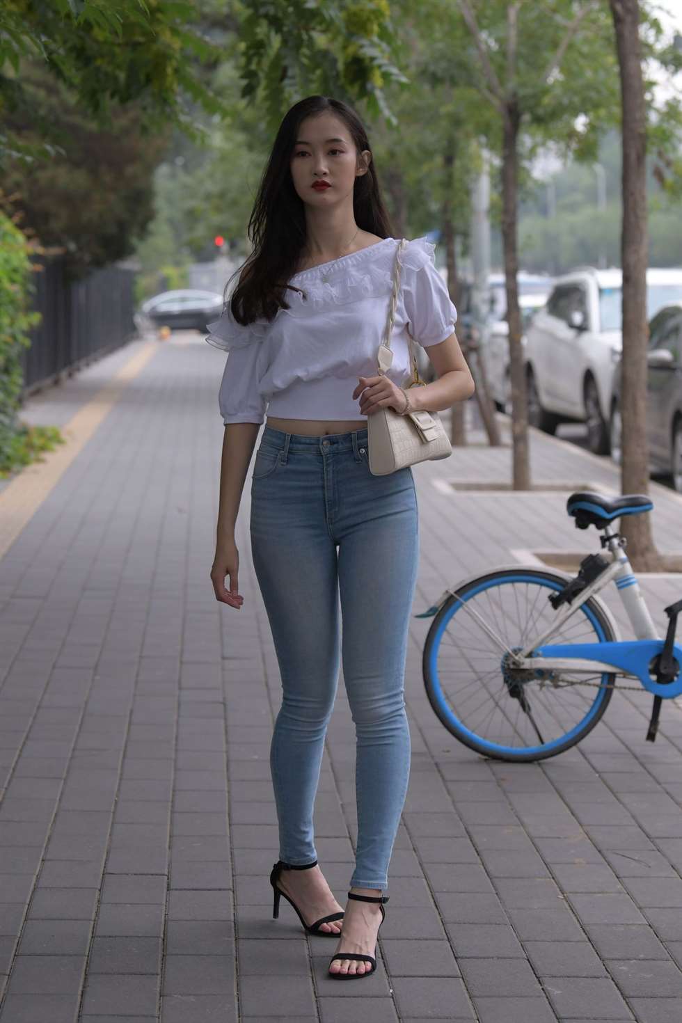 图片[4]-一只麋鹿摄影作品蓝色紧身牛仔裤美女-街拍流行馆