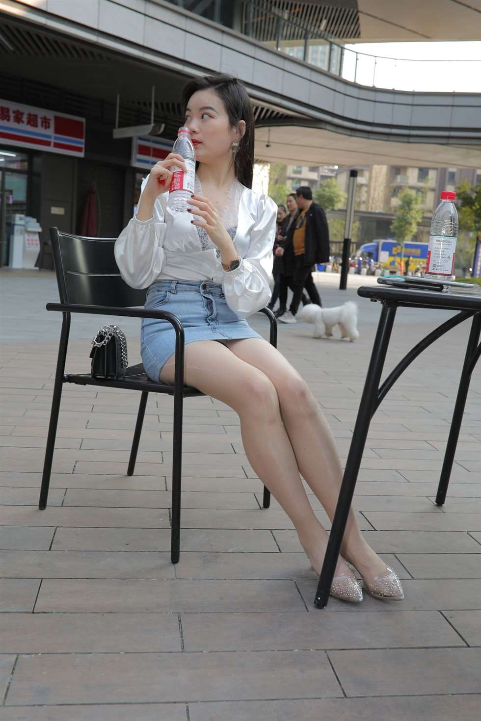 图片[2]-凯恩街拍作品牛仔短裙肉丝美眉-街拍流行馆