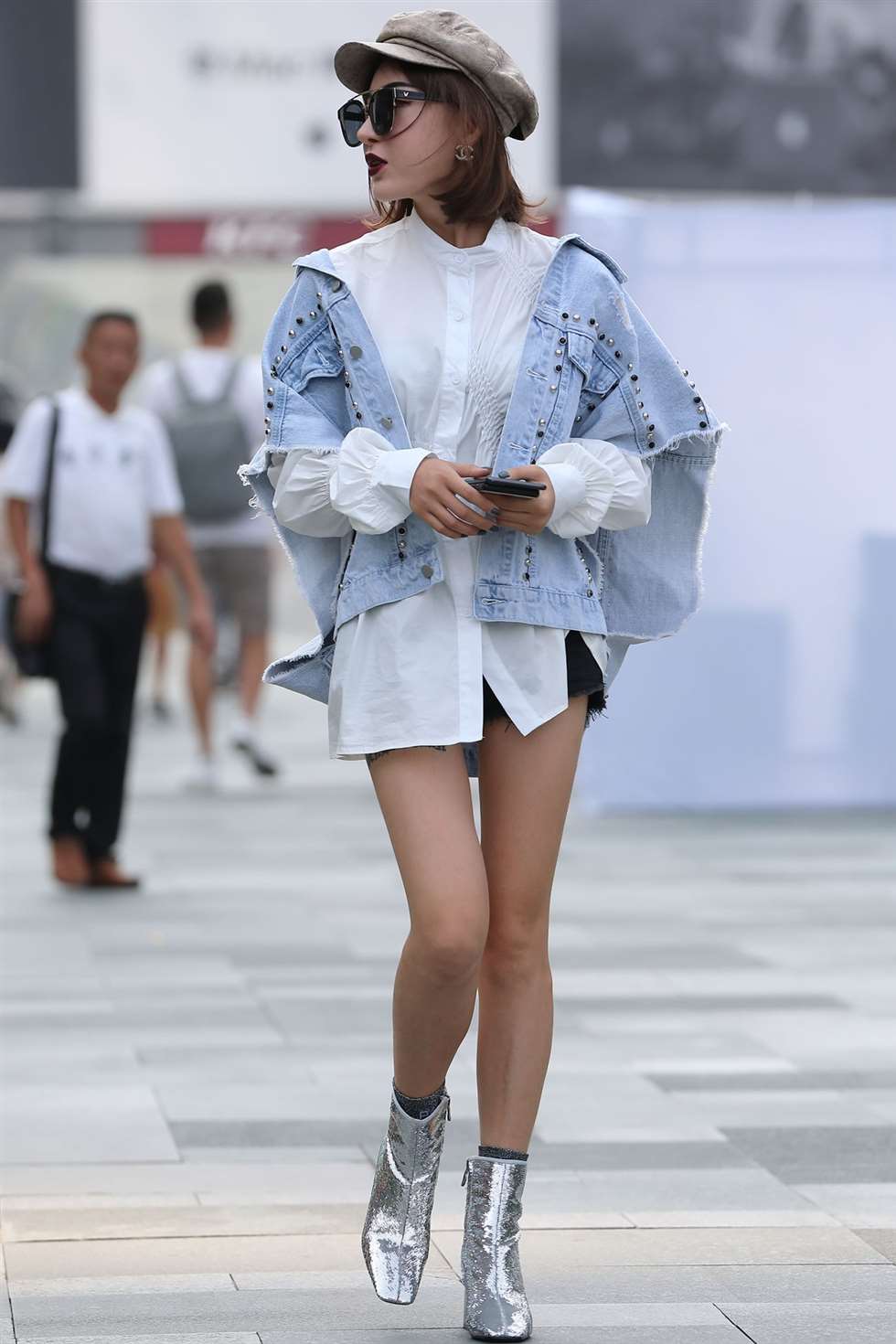 图片[1]-辉辉街拍作品墨镜长腿短发美女小姐姐-街拍流行馆