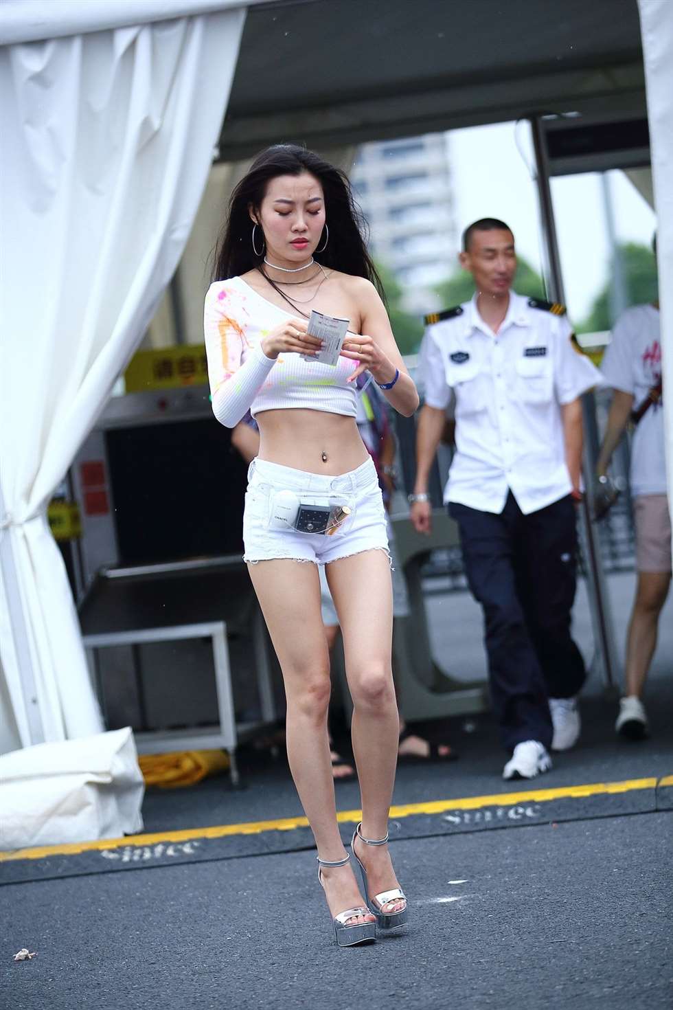 图片[4]-Mark街拍作品白热裤长腿美女-街拍流行馆