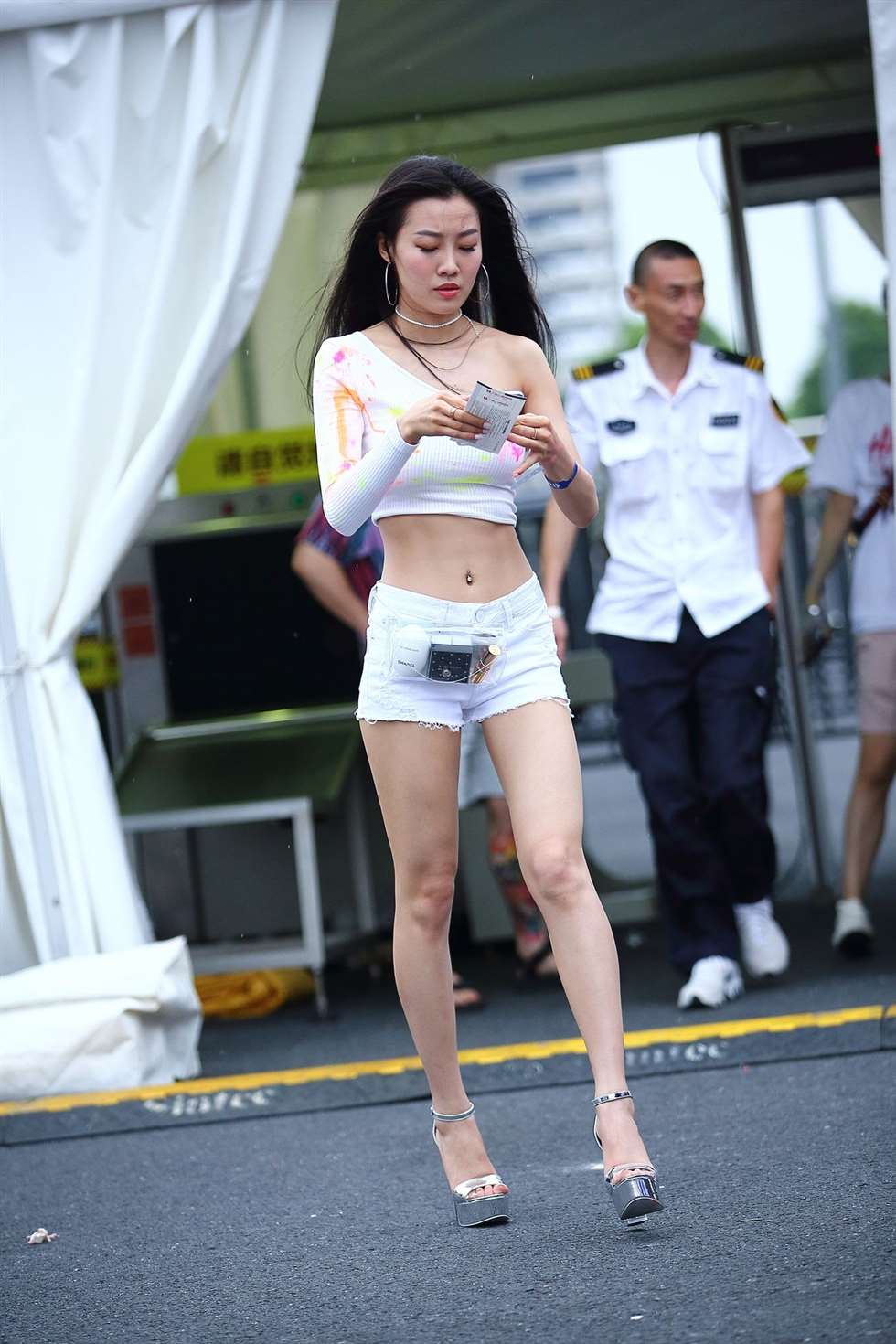 图片[5]-Mark街拍作品白热裤长腿美女-街拍流行馆