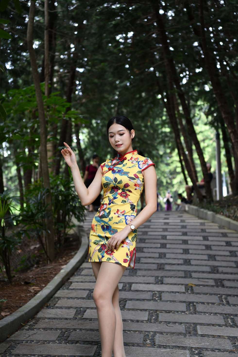 图片[2]-小海街拍作品旗袍小姐姐在凉亭乘凉-街拍流行馆