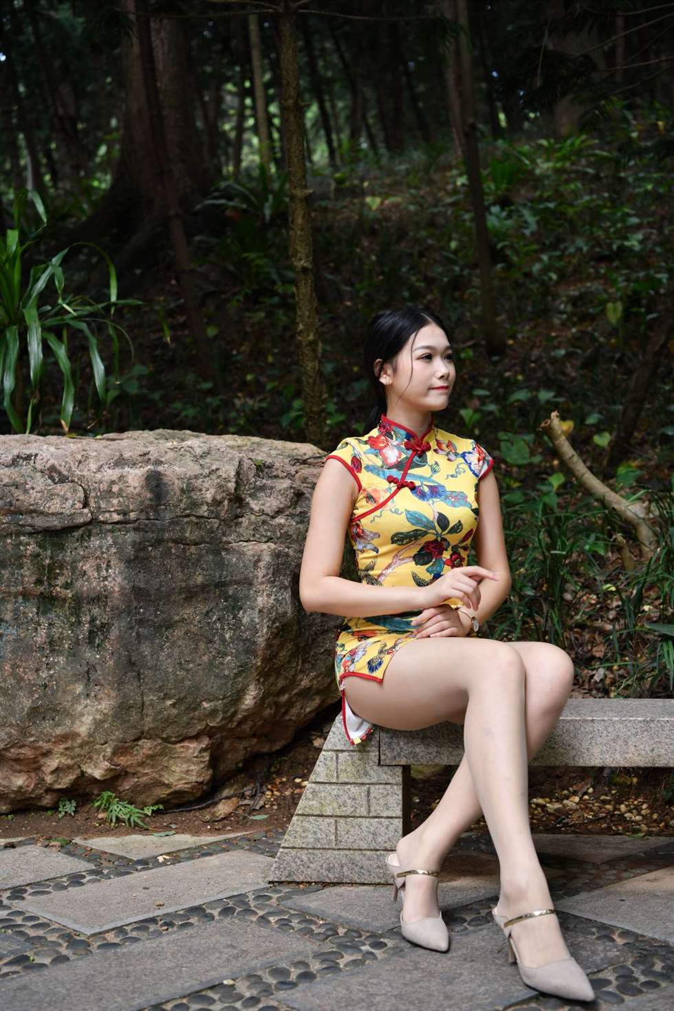 图片[5]-小海街拍作品旗袍小姐姐在凉亭乘凉-街拍流行馆