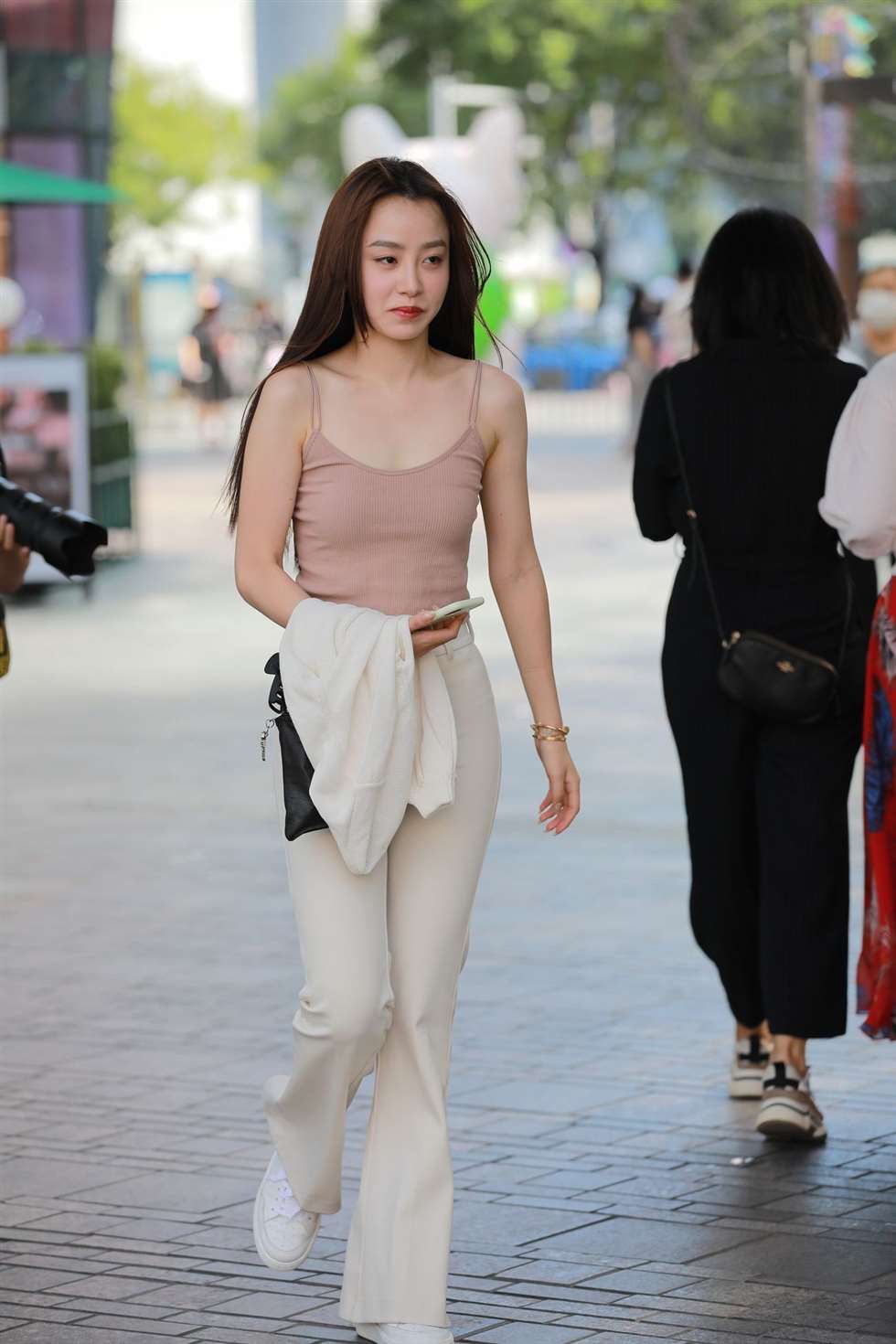 图片[3]-玻璃街拍作品性感白色紧身裤-街拍流行馆