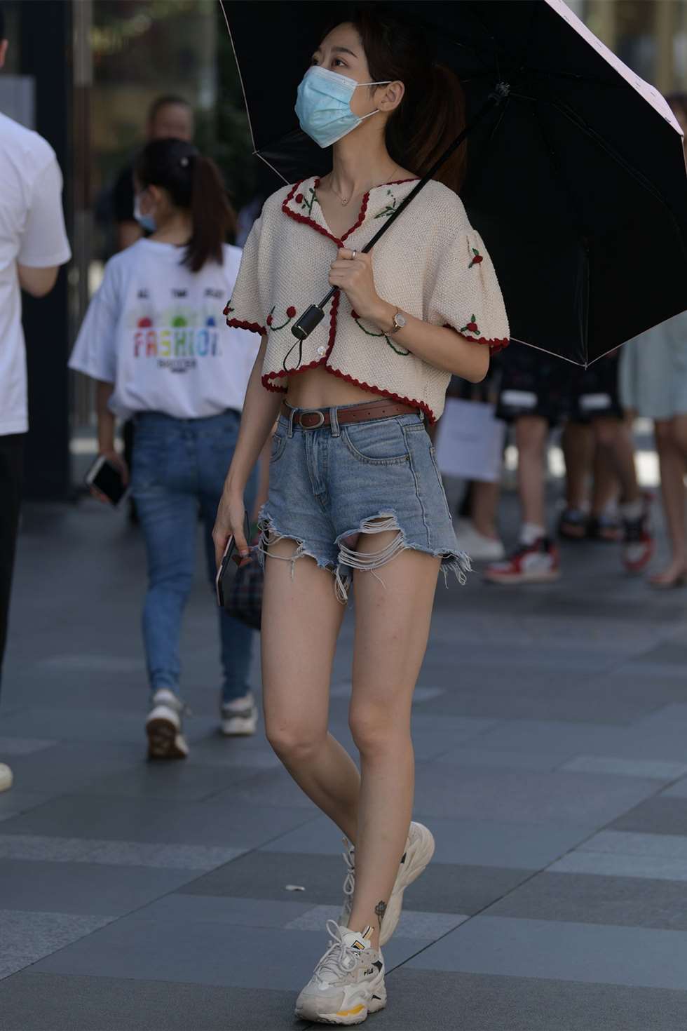 图片[1]-摄神街拍作品夏日热裤美眉-街拍流行馆