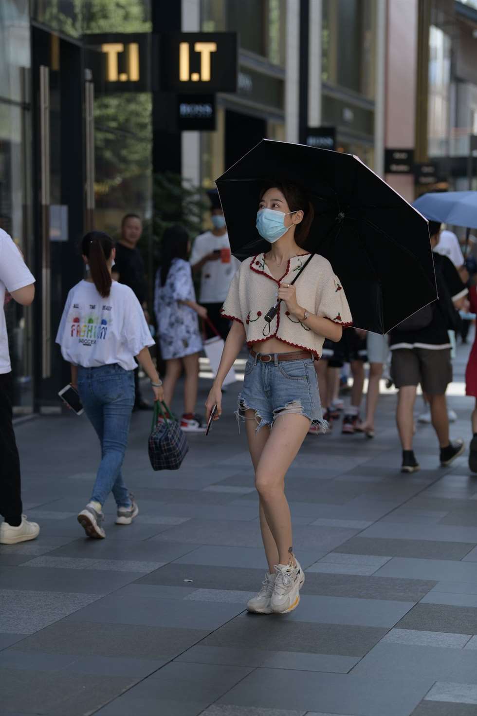 图片[2]-摄神街拍作品夏日热裤美眉-街拍流行馆