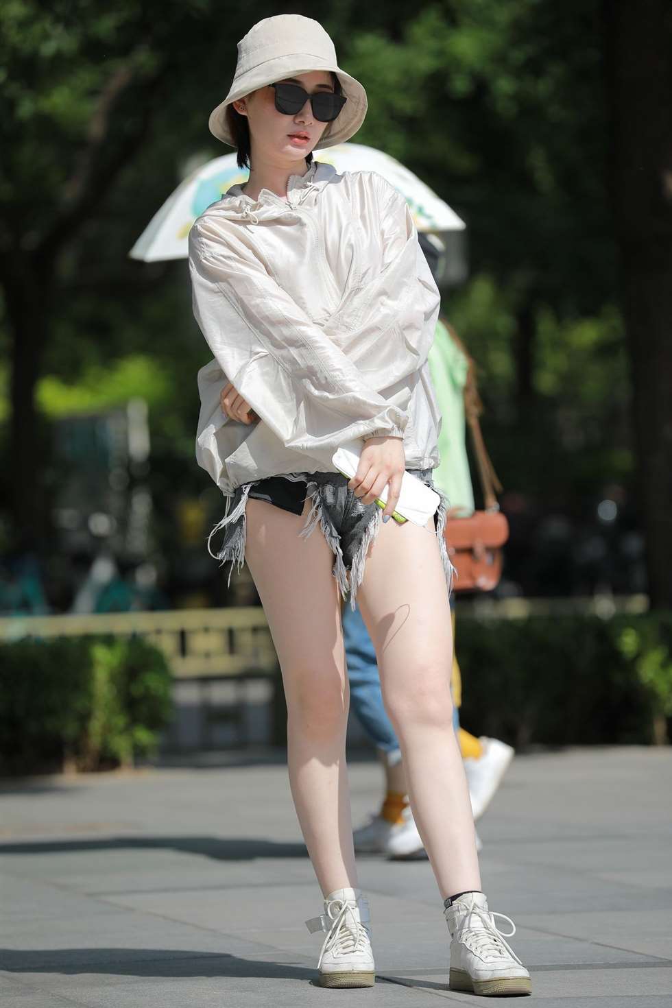 图片[3]-四九城嘎子街拍作品性感热裤美妇-街拍流行馆