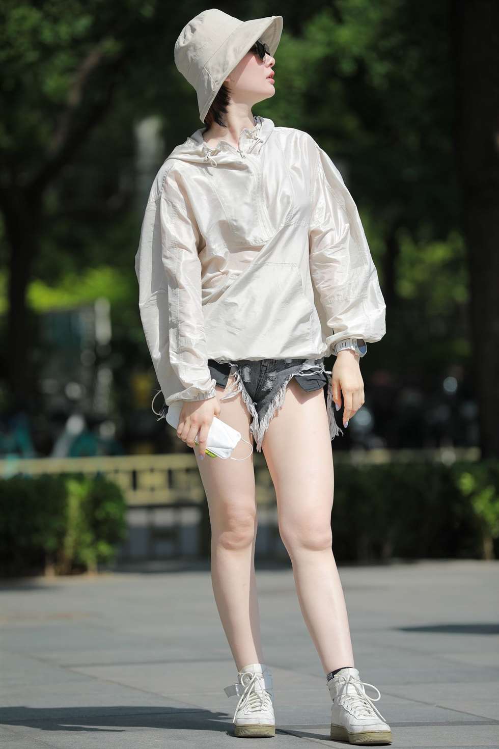 图片[2]-四九城嘎子街拍作品性感热裤美妇-街拍流行馆