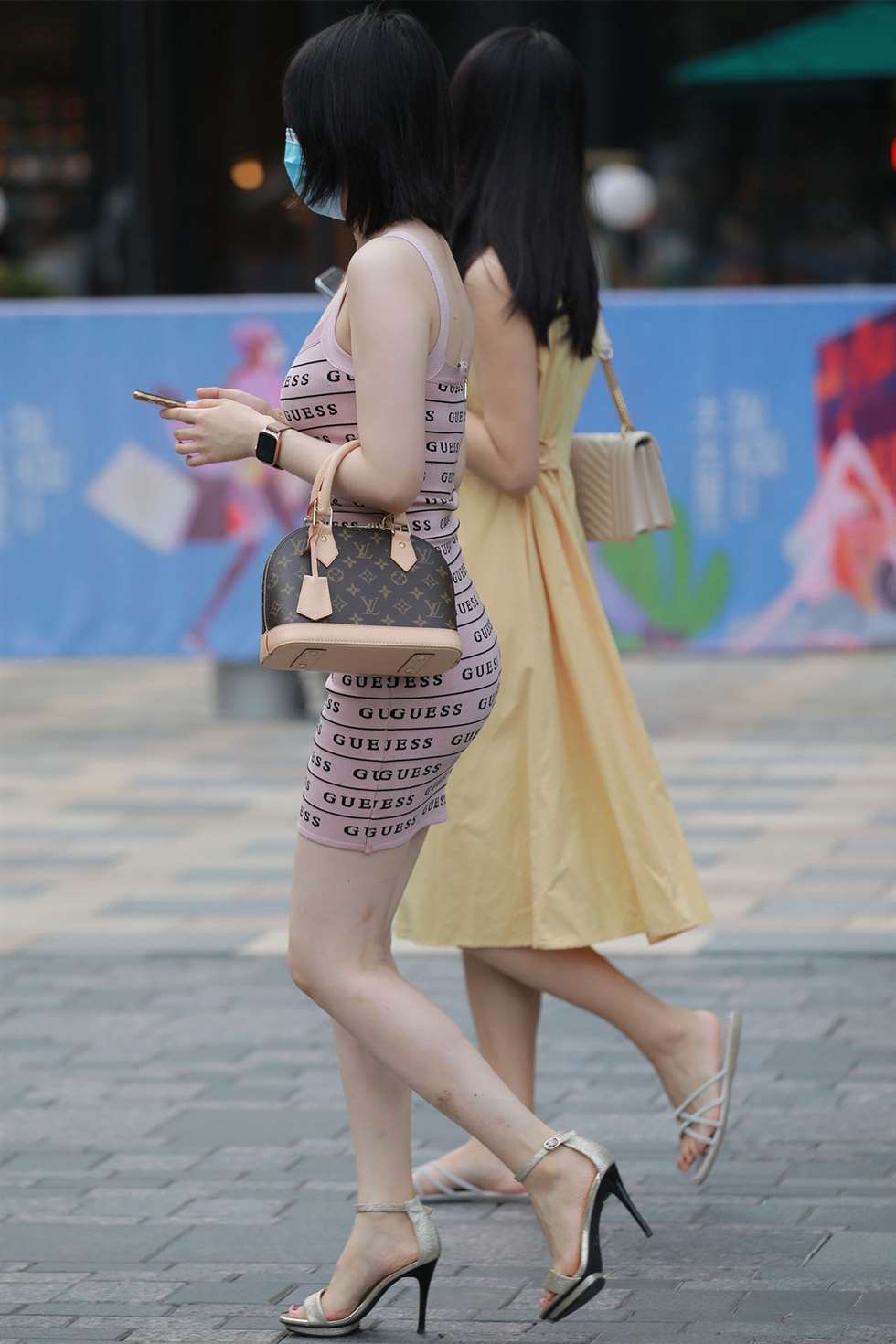 图片[1]-四九城嘎子街拍作品性感包臀裙高跟小姐姐-街拍流行馆