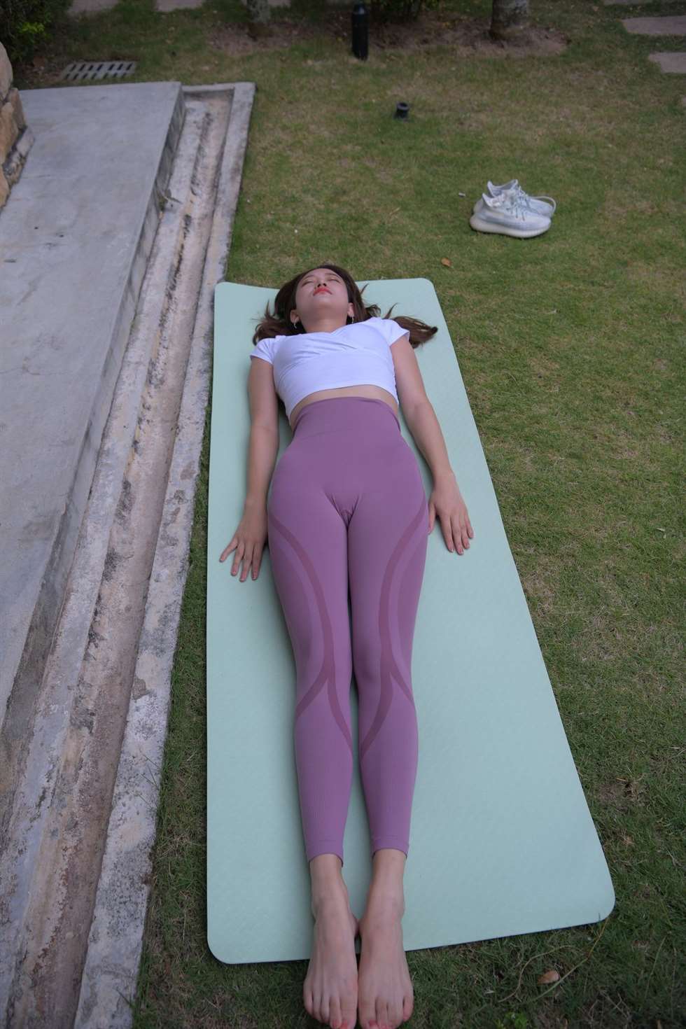 图片[5]-一只麋鹿旅拍摄影作品紫色瑜伽裤美女-街拍流行馆