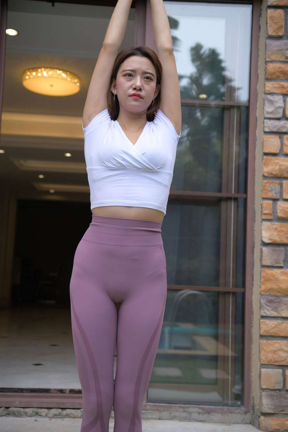 图片[2]-一只麋鹿旅拍摄影作品紫色瑜伽裤美女-街拍流行馆