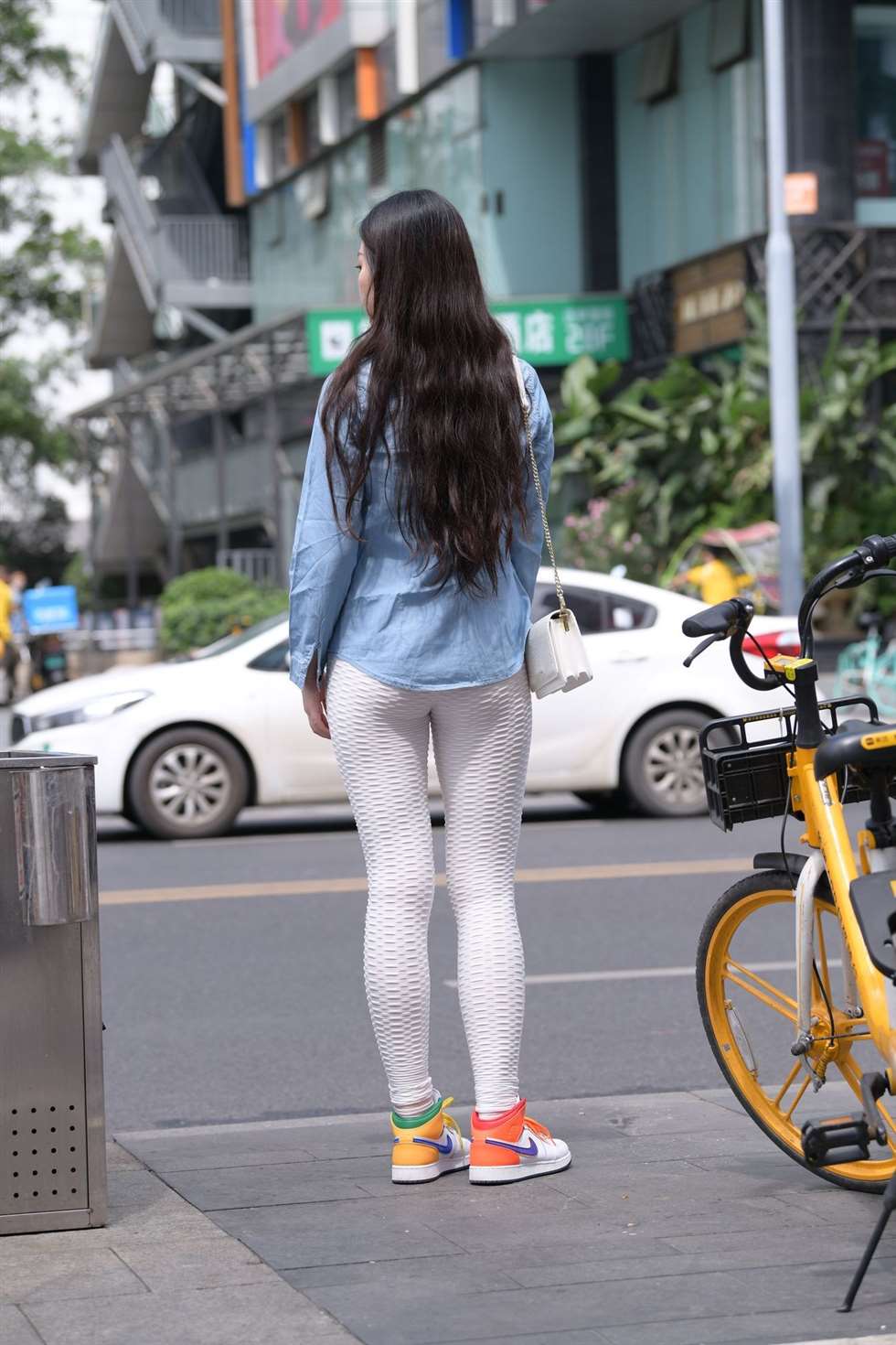 图片[2]-视觉冲击模拍作品白色连体紧身裤女孩-街拍流行馆