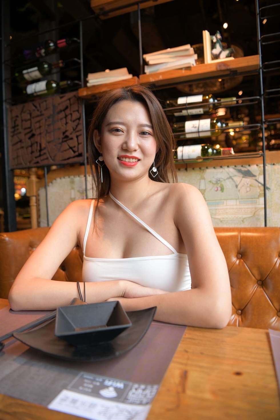图片[4]-红石摄影作品白色包臀裙美女-街拍流行馆