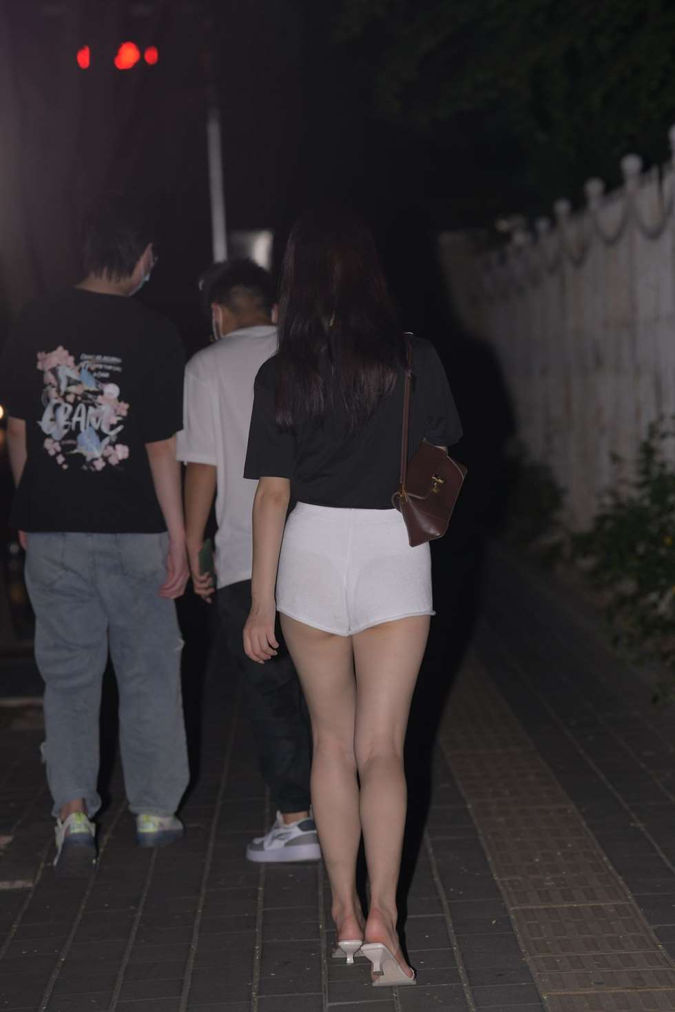 图片[5]-一只麋鹿摄影作品夜拍白色热裤美女-街拍流行馆