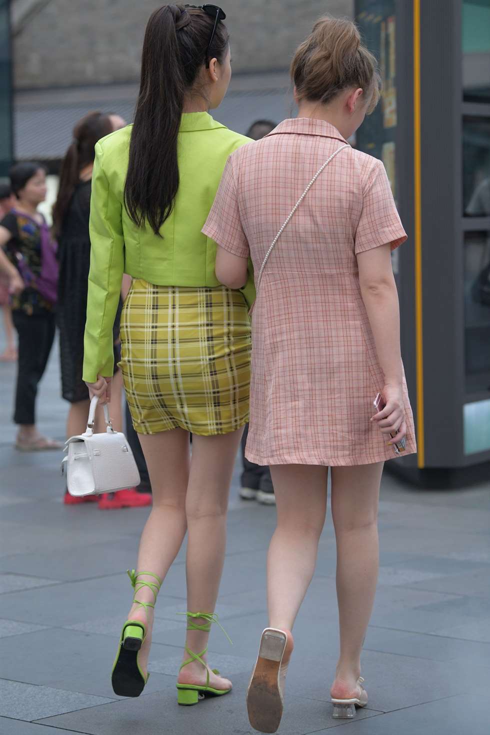 图片[1]-摄神街拍作品好靓丽的美腿小姐姐-街拍流行馆