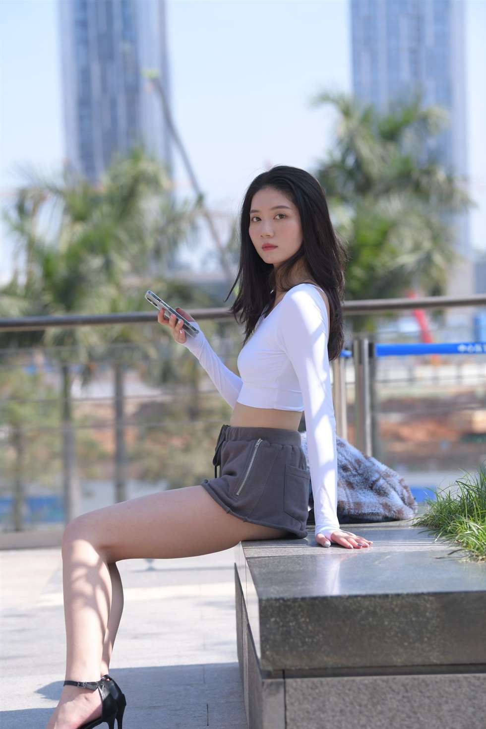 图片[3]-红石街拍作品灰色热裤长腿美女-街拍流行馆