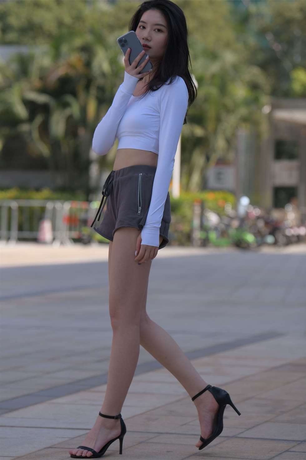 图片[1]-红石街拍作品灰色热裤长腿美女-街拍流行馆
