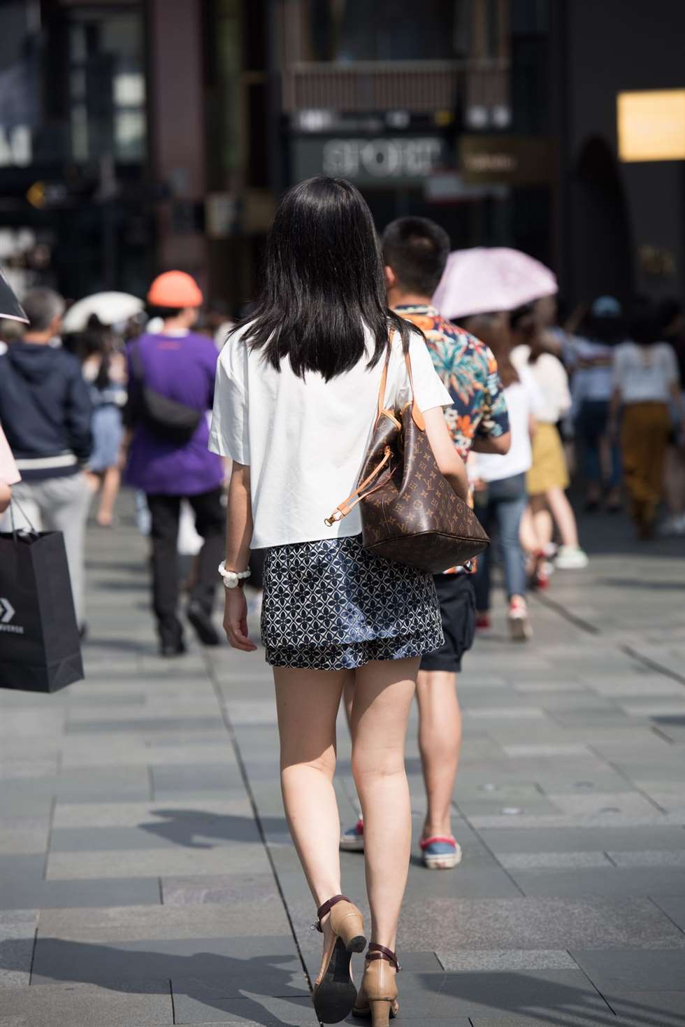 图片[3]-喝咖啡的美女-街拍流行馆