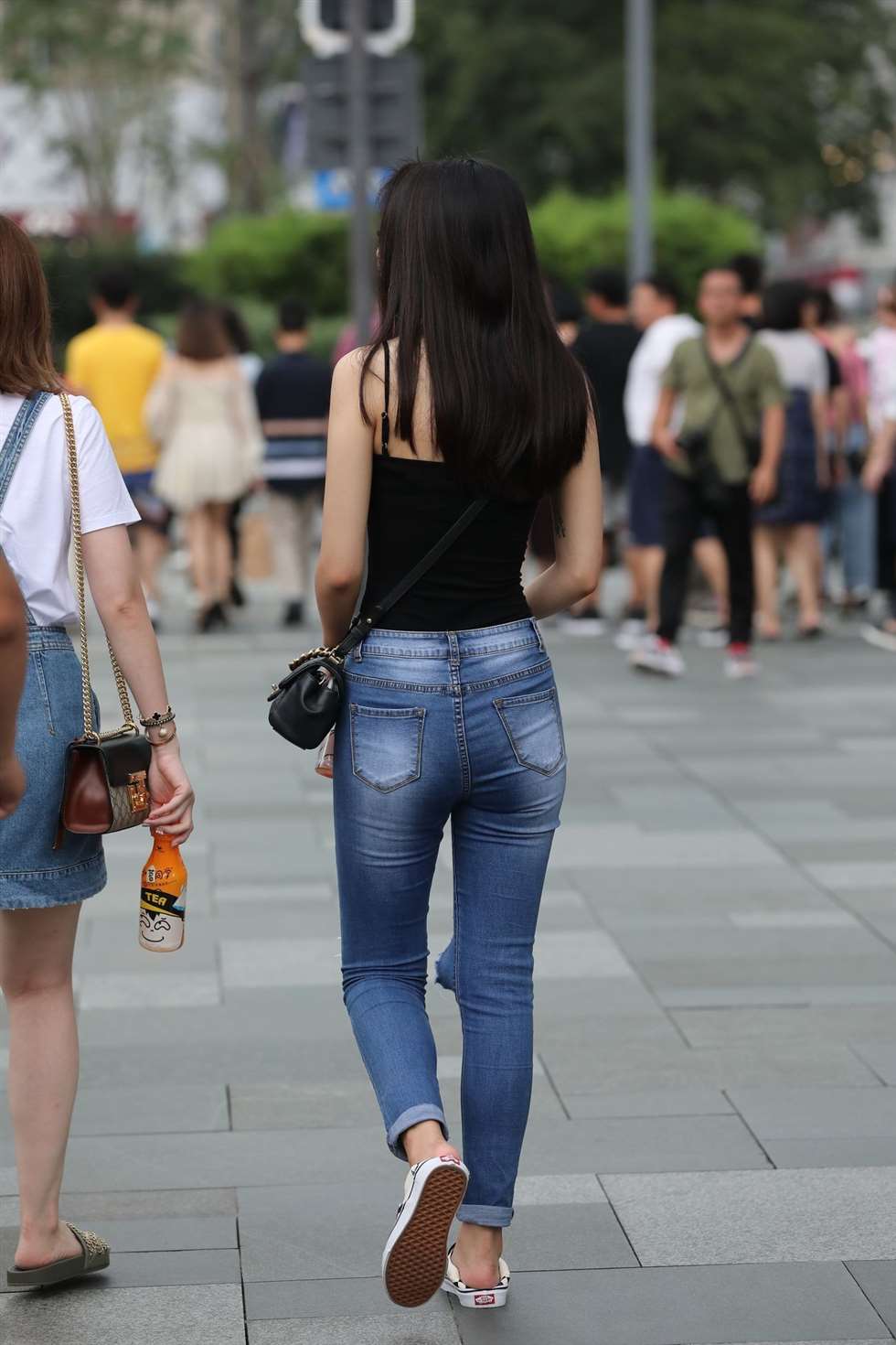 图片[5]-辉辉街拍作品牛仔裤高叉衣美女小姐姐-街拍流行馆