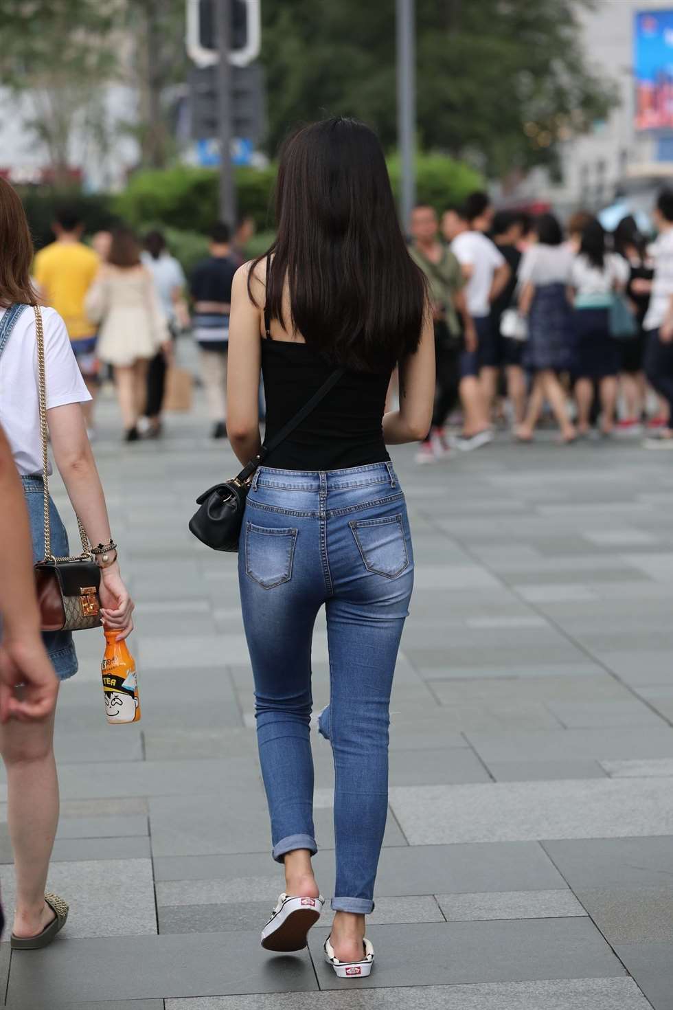 图片[4]-辉辉街拍作品牛仔裤高叉衣美女小姐姐-街拍流行馆