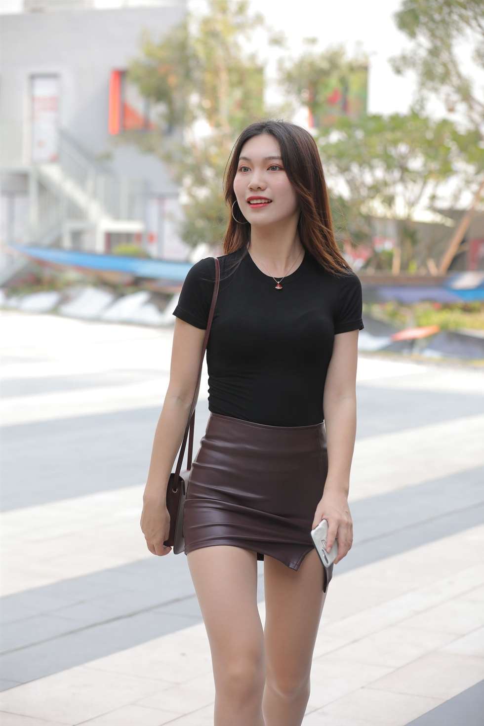 图片[3]-凯恩街拍摄影作品褐色皮短裙丝袜美女-街拍流行馆