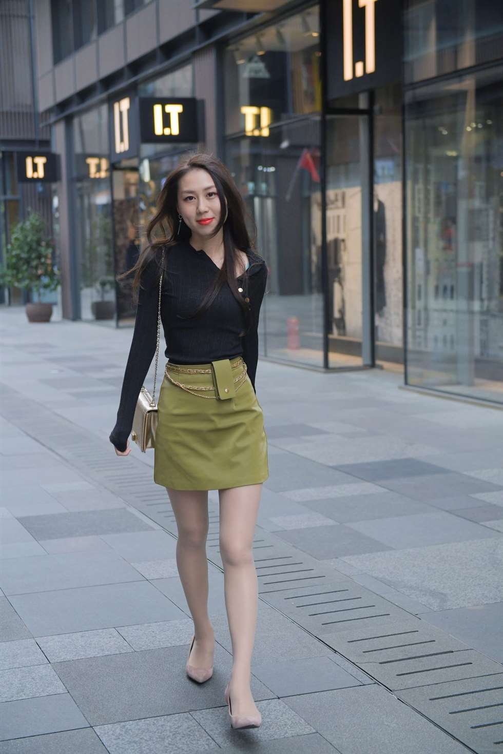 图片[4]-摄神街拍作品偶遇美腿肉丝小姐姐-街拍流行馆