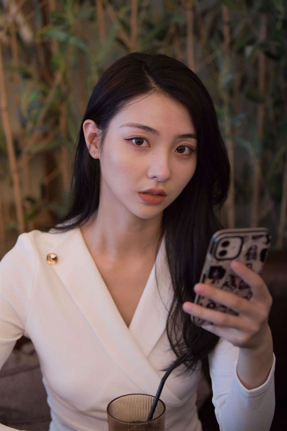 图片[2]-一只麋鹿摄影作品白色制服美女-街拍流行馆