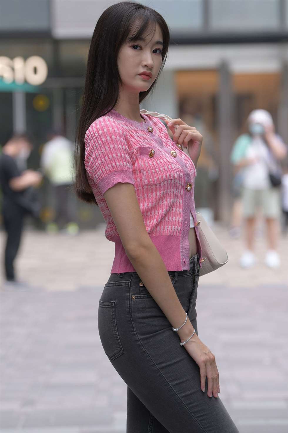 图片[1]-一只麋鹿摄影作品灰色牛仔裤美女-街拍流行馆