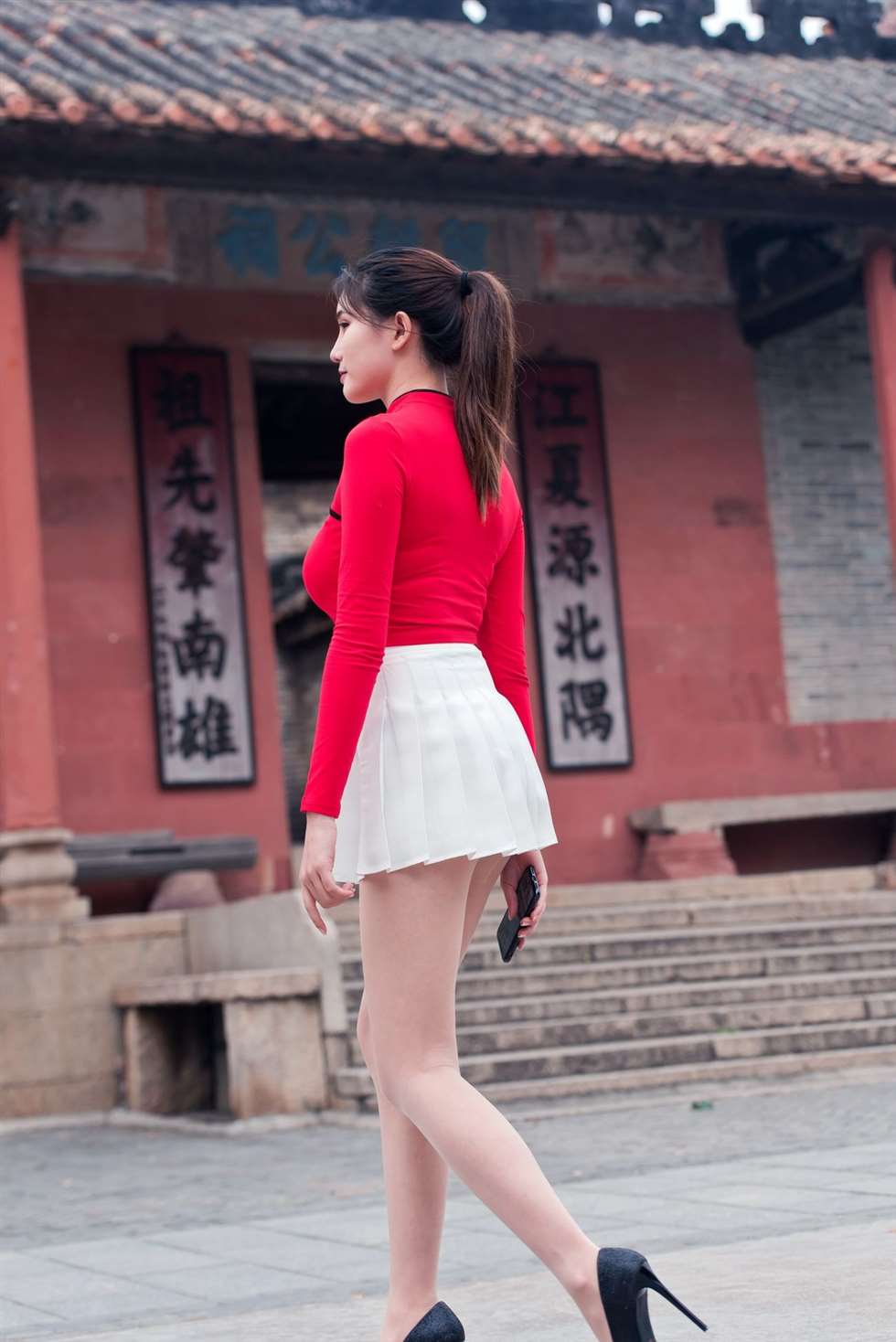 图片[5]-御风街拍作品红衣白裙极品丝足美女春光闹古村-街拍流行馆