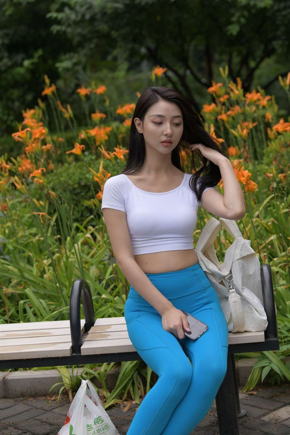 图片[4]-一只麋鹿摄影作品蓝色瑜伽裤美女-街拍流行馆