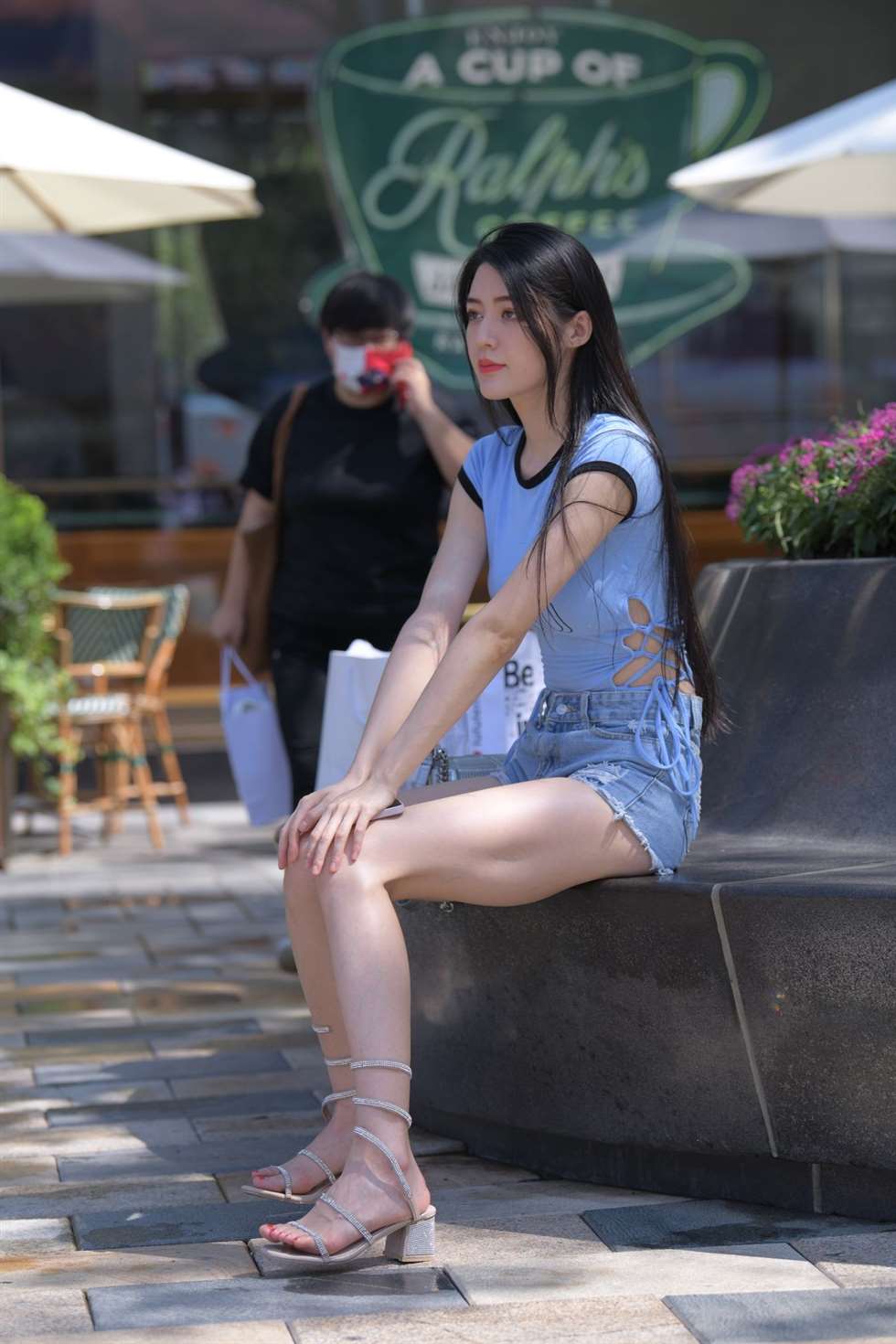 图片[2]-一只麋鹿摄影作品蓝色牛仔热裤美女-街拍流行馆