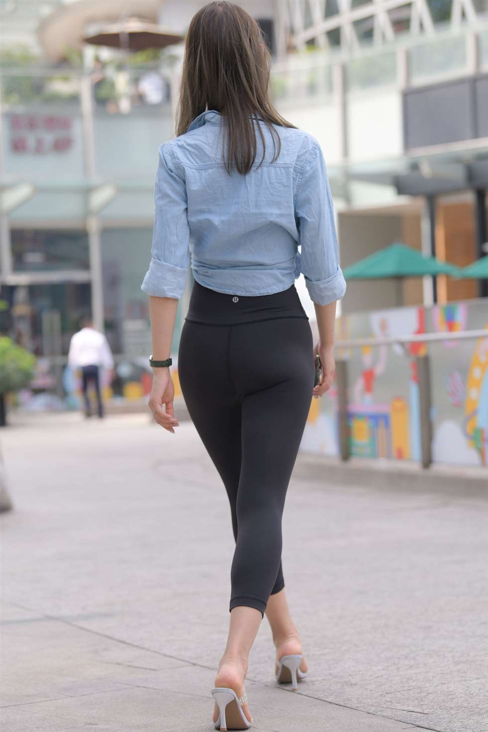 图片[1]-一始街拍作品黑色瑜伽裤青春女孩-街拍流行馆