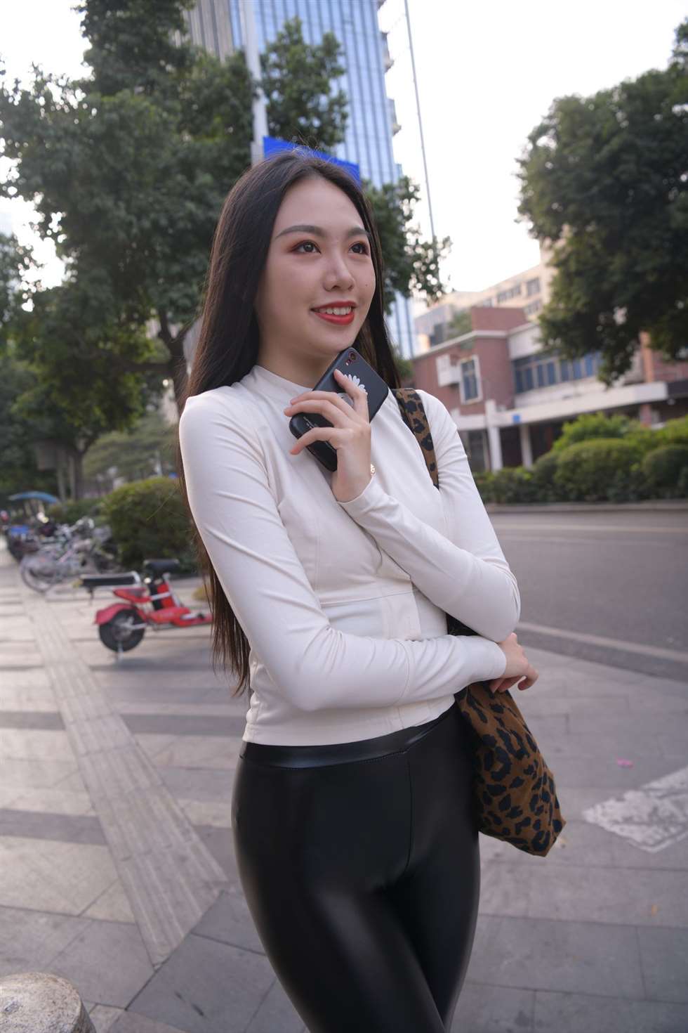 图片[8]-魂魂街拍作品皮裤一步之遥-街拍流行馆