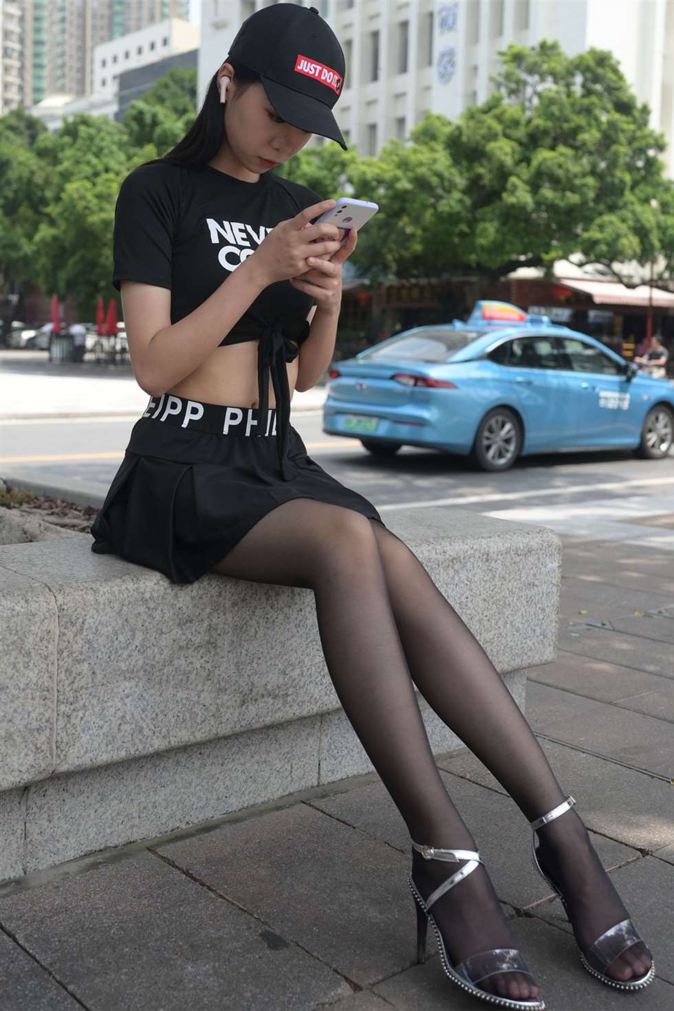 图片[1]-程生街拍作品短裙亮丝的美女-街拍流行馆
