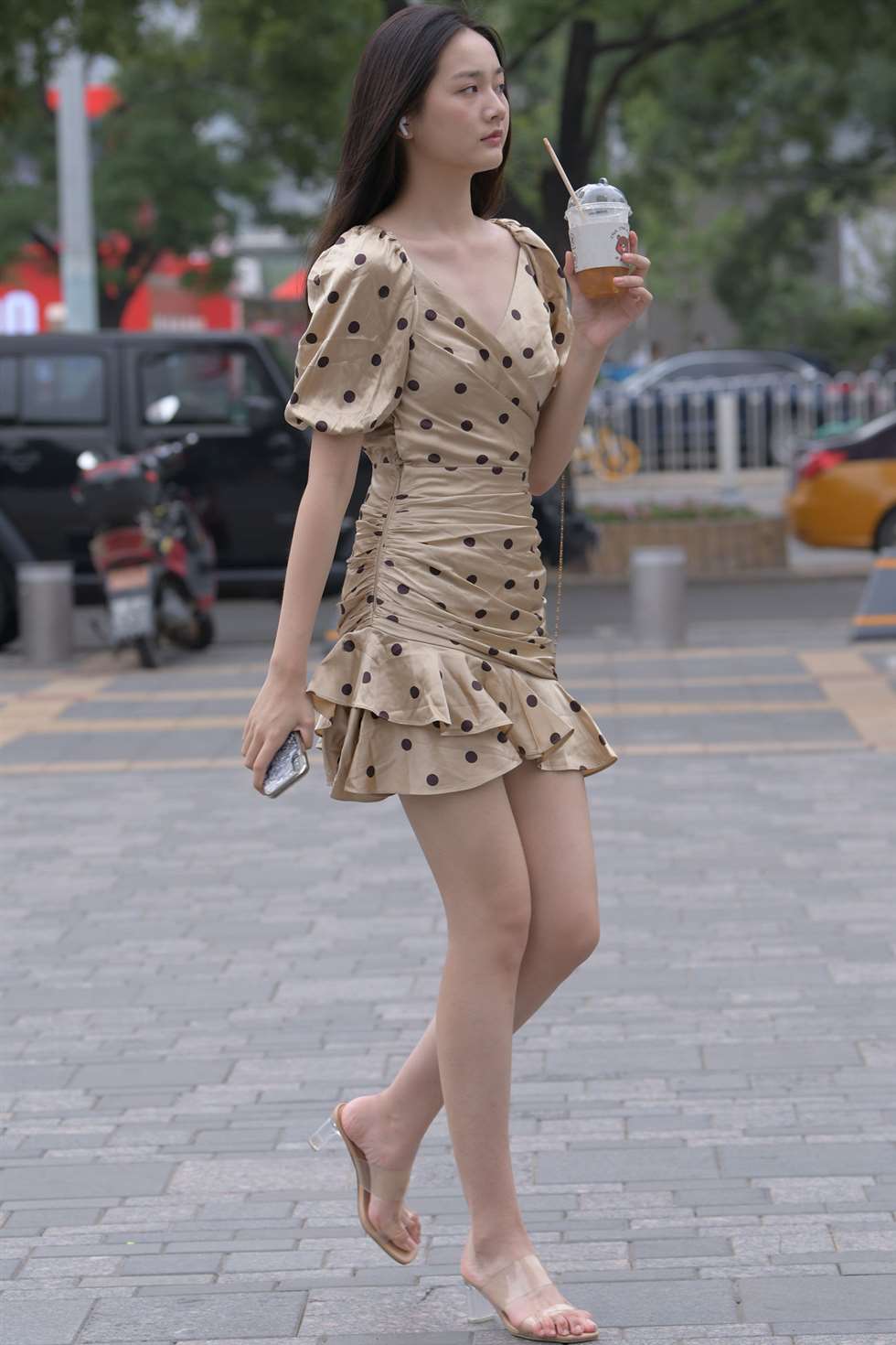 图片[1]-一只麋鹿摄影作品 斑点包臀裙长腿美女-街拍流行馆