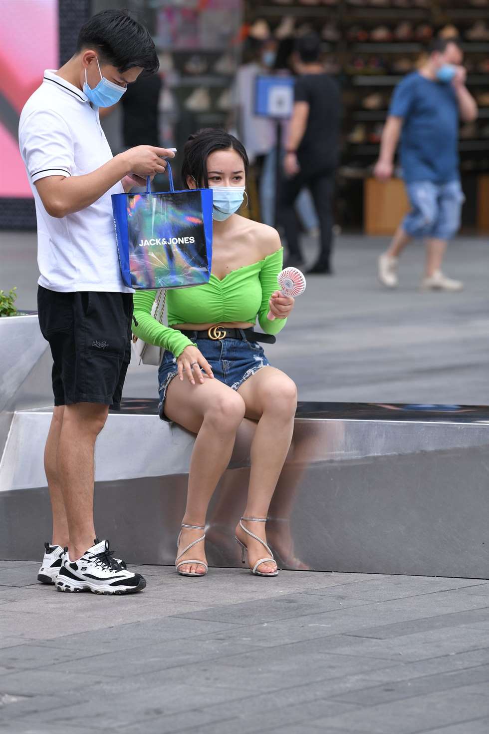 图片[2]-绿衣热裤高跟少妇-街拍流行馆