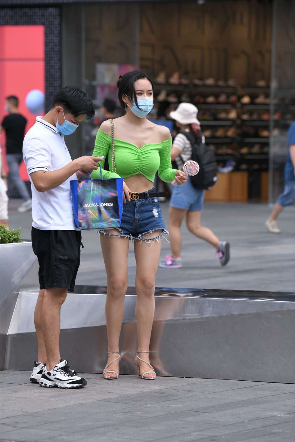 图片[3]-绿衣热裤高跟少妇-街拍流行馆