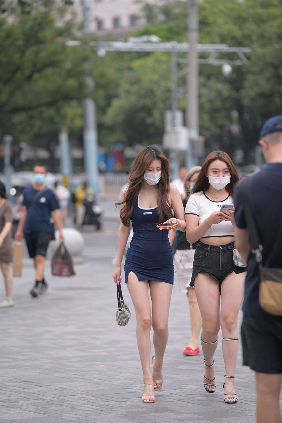 图片[2]-请自动忽略旁边那个穿热裤的女人-街拍流行馆