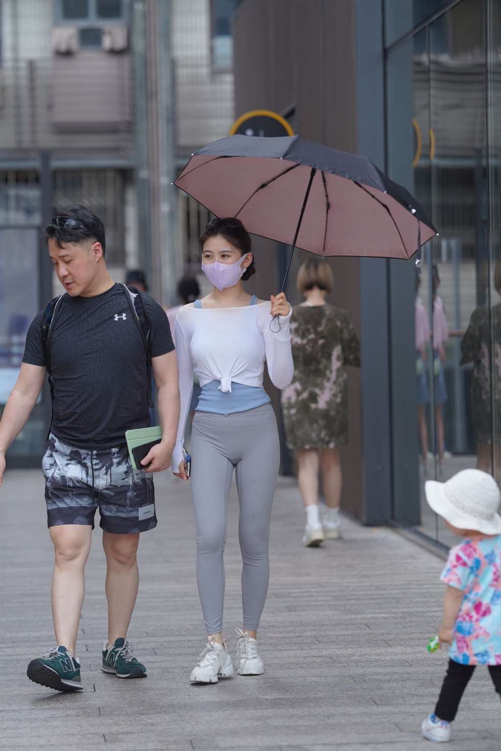 图片[2]-灰色瑜伽裤美妇-街拍流行馆