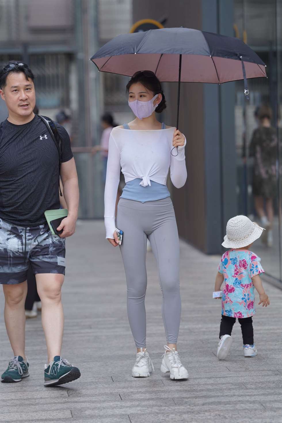 图片[3]-灰色瑜伽裤美妇-街拍流行馆