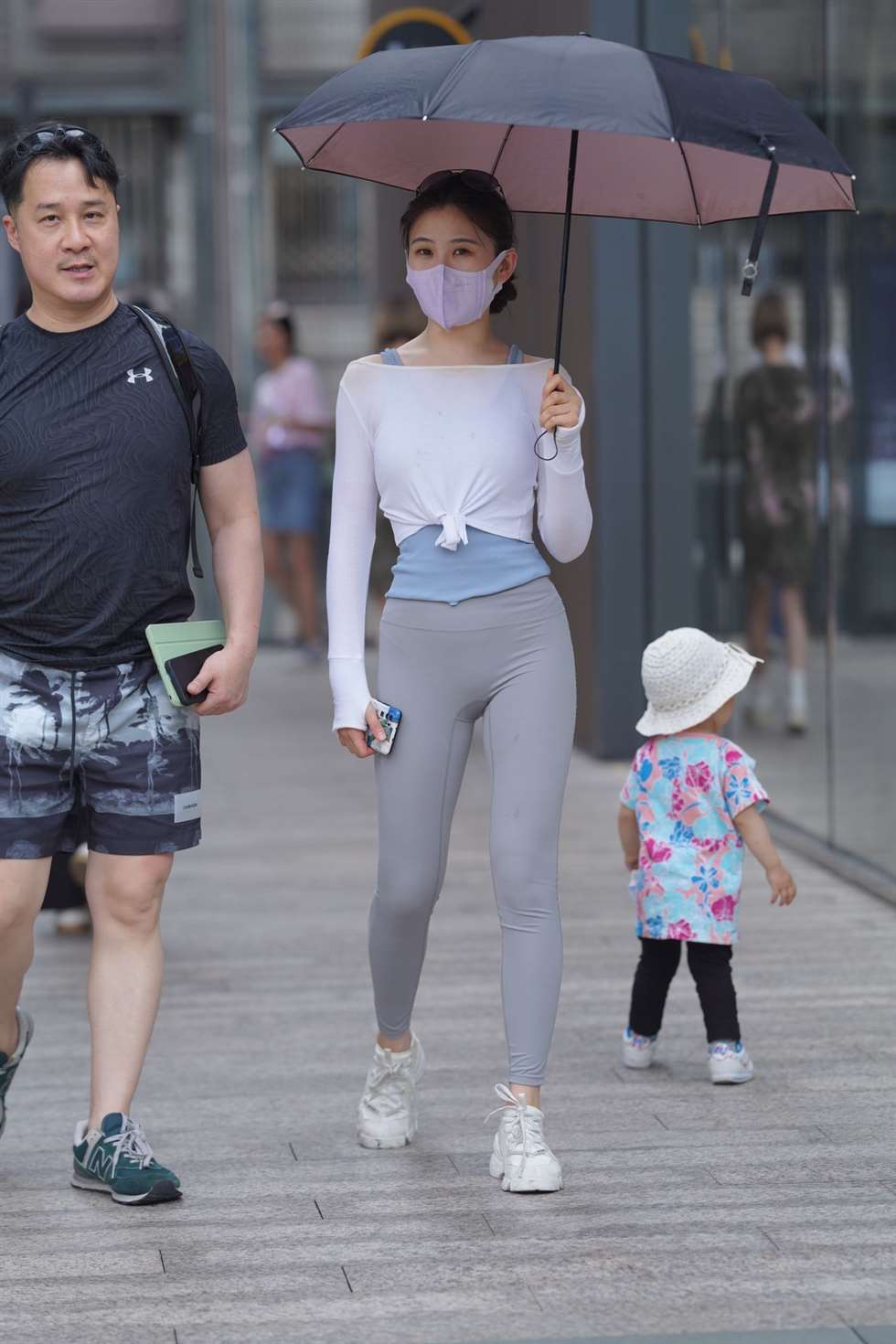 图片[4]-灰色瑜伽裤美妇-街拍流行馆