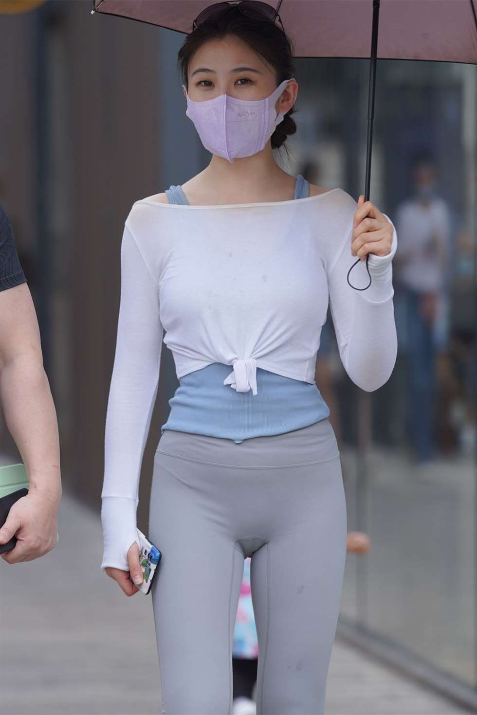 图片[1]-灰色瑜伽裤美妇-街拍流行馆
